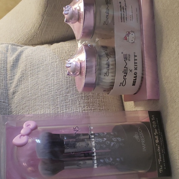 Hello Kitty 6 pc Makeup Brush Set & 2 reusable glass jars - Picture 1 of 12
